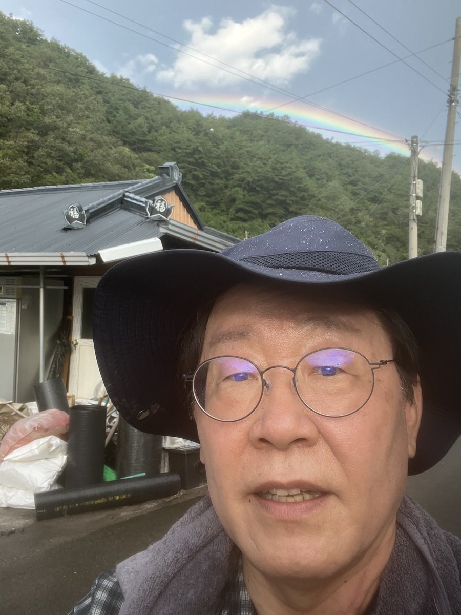 어릴 제 살던 함석집 자리..무지개가 떴네요
모두 행운과 행복 가득하시길..