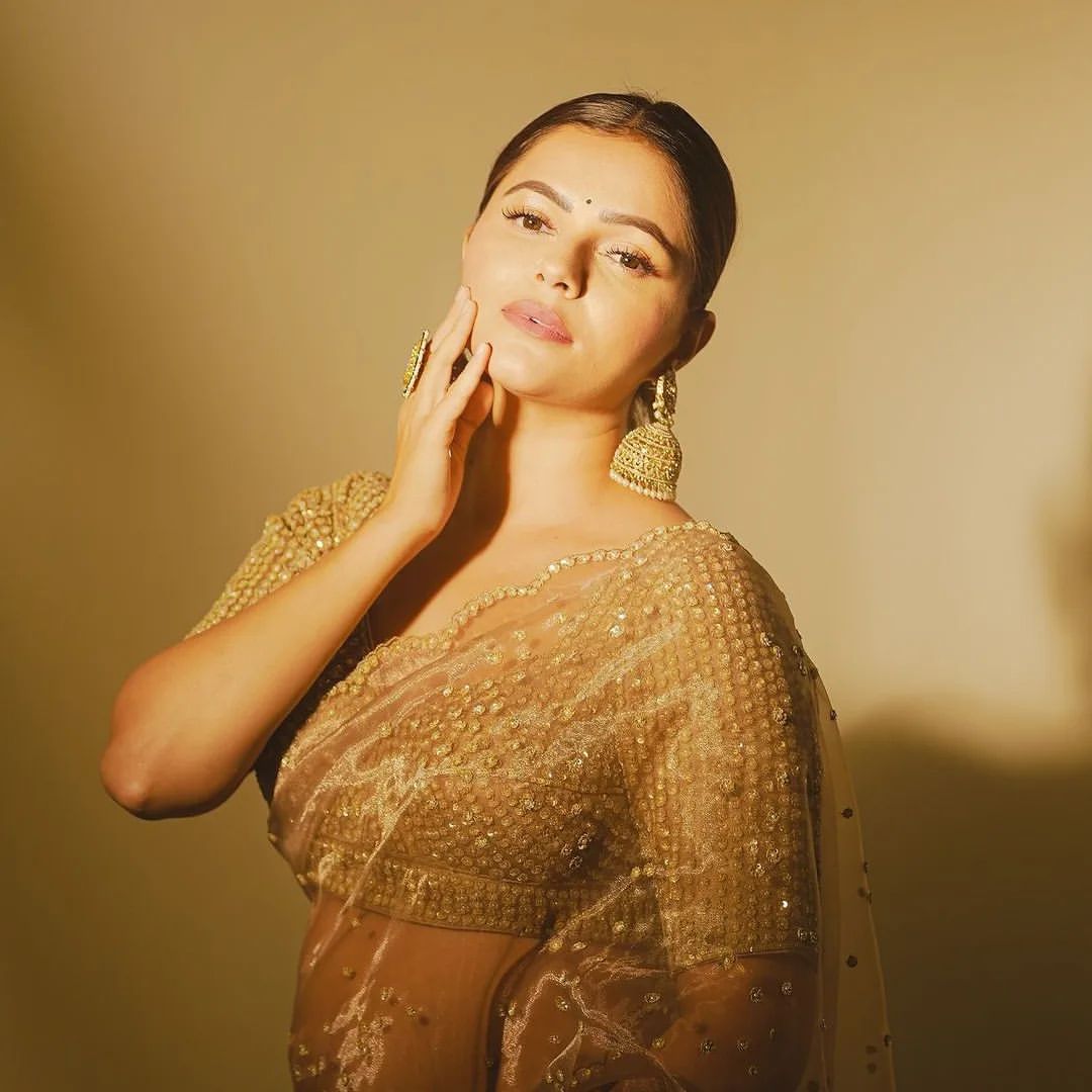 TellyTalkIndia's tweet image. #rubinadilaik looks so elegant in this golden saree! Her style is on point, and she’s totally owning this look. What do you think? 💛

#tellytalk #tvactor #tvceleb #GoldenGlam #EffortlessElegance #RubinaDilaik