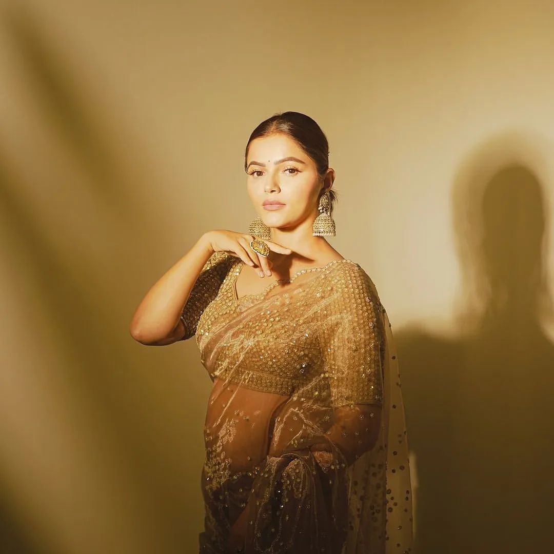 TellyTalkIndia's tweet image. #rubinadilaik looks so elegant in this golden saree! Her style is on point, and she’s totally owning this look. What do you think? 💛

#tellytalk #tvactor #tvceleb #GoldenGlam #EffortlessElegance #RubinaDilaik