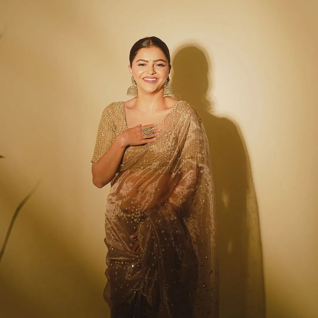 TellyTalkIndia's tweet image. #rubinadilaik looks so elegant in this golden saree! Her style is on point, and she’s totally owning this look. What do you think? 💛

#tellytalk #tvactor #tvceleb #GoldenGlam #EffortlessElegance #RubinaDilaik