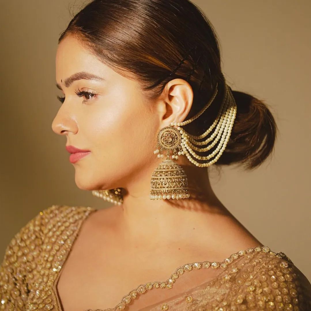 TellyTalkIndia's tweet image. #rubinadilaik looks so elegant in this golden saree! Her style is on point, and she’s totally owning this look. What do you think? 💛

#tellytalk #tvactor #tvceleb #GoldenGlam #EffortlessElegance #RubinaDilaik