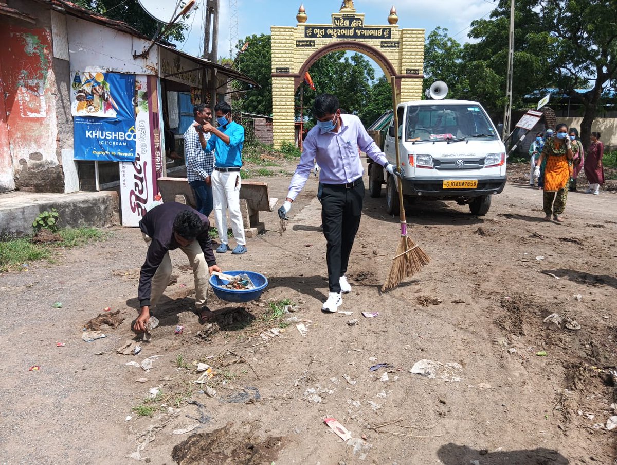 મહુવા તાલુકાના ભાદરા ગામે 'સ્વચ્છતા હી સેવા' અભિયાન અંતર્ગત 17 સપ્ટેમ્બરથી 31 ઓક્ટોબર સુધીના અભિયાનમાં મહુવાના માન.ધારાસભ્યશ્રી શિવાભાઈ ગોહિલની ઉપસ્થિતિમાં યોજાયેલ જેમાં વિવિધ વિભાગો જોડાય સફાઈ અભિયાન હાથ ધરેલ
<a href="/SBMR_Gujarat/">Swachh Bharat Mission- Gramin, Gujarat</a>  <a href="/CMOGuj/">CMO Gujarat</a> <a href="/Collectorbhav/">Collector & District Magistrate Bhavnagar</a> <a href="/BhavnagarDdo/">DDOBhavnagar</a> <a href="/DrdaBhavna83518/">Drda Bhavnagar</a>