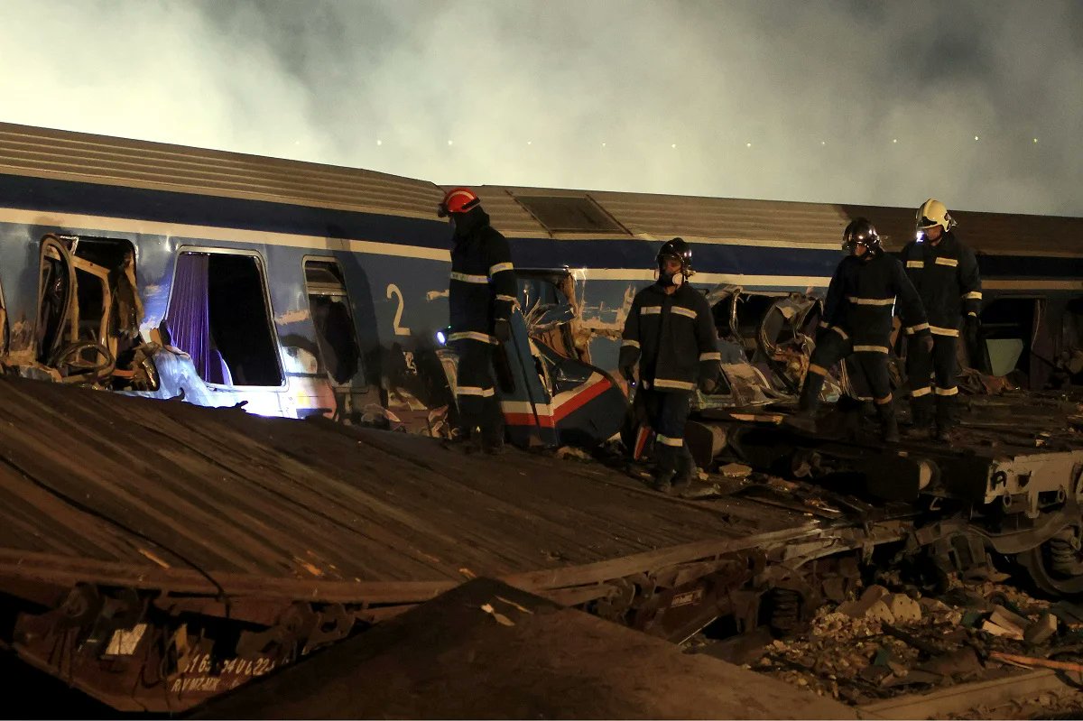 AretiAthanasiu's tweet photo. «30 επιβάτες κάηκαν ακαριαία λόγω της καύσης των υδρογονανθράκων- Ψήθηκε το αίμα στις φλέβες τους ενώ συρρικνώθηκαν και αφυδατώθηκαν οι σοροί...»

Σοκαριστικά είναι τα στοιχεία της έκθεσης που διενήργησε ο ειδικός σε θέματα εκρήξεων καθηγητής στο πανεπιστήμιο του Τέξας, καθηγητής Faisal Khan για το Έγκλημα των Τεμπών.

Η νέα έκθεση του  επιβεβαιώνει την έκθεση του πραγματογνώμονα των οικογενειών των θυμάτων Βασίλη Κοκοτσάκη ότι η εμπορική αμαξοστοιχία μετέφερε αρωματικούς υδρογονάνθρακες και εξαιτίας αυτών κατά τη διάρκεια της σύγκρουσης των δυο αμαξοστοιχιών δημιουργήθηκε η πυρόσφαιρα απόρροια της οποίας ήταν η δημιουργία υψηλότατων θερμοκρασιών, άνω των 1000 βαθμών, με αποτέλεσμα 30 από τα 57 θύματα να καούν και να πεθάνουν ακαριαία!

Ο καθηγητής περιγράφει το συμβάν της σύγκρουσης και επισημαίνει ότι ο οδηγός της εμπορικής αμαξοστοιχίας αντελήφθη την επιβατική που εξερχόταν από μια σήραγγα λίγα λεπτά πριν από την σύγκρουση «και εφάρμοσε τον μηχανισμό έκτακτης πέδησης για να την σταματήσει. 
Ως αποτέλεσμα αυτής της ενέργειας, η 1η και η 2η μηχανή της εμπορικής αμαξοστοιχίας εξετράπησαν από τις γραμμές (ράγες), αποφεύγοντας μια μετωπική σύγκρουση με την επιβατική. 
Και οι τρεις μηχανές που εξετράπησαν δεν είχαν ίχνη φωτιάς και βρέθηκαν σε διαφορετικές θέσεις στον τόπο του ατυχήματος».

🩸Μέσα από το βιντεοληπτικό υλικό παρακείμενων καμερών επισημαίνεται ότι αμέσως μετά την εκτροπή των μηχανών παρατηρήθηκε μια σειρά ηλεκτρικών τόξων που είναι ορατά στα βίντεο και λίγα λεπτά πριν από την έναρξη της πύρινης σφαίρας (fireball) «παρατηρούμε επίσης ένα νέφος που ανέρχεται ευκρινώς πάνω από τον τόπο του ατυχήματος». 

🩸Αμέσως μετά δημιουργείται η πύρινη σφαίρα «το μεγαλύτερο μέγεθός της ήταν 113 μέτρα επειδή επεκτάθηκε από το πέρασμα του πρώτου βαγονιού του επιβατικού τρένου ακολουθούμενο από το βαγόνι που βρίσκεται το κυλικείο του τρένου».

🩸«Είναι πολύ πιθανό ότι η εμπορική αμαξοστοιχία μετέφερε βενζόλιο, τολουόλιο και ξυλόλιο. Λόγω της πρόσκρουσης που προκλήθηκε από τη σύγκρουση, αυτές οι ουσίες εκλύθηκαν από τα κοντέινερ που τα περιείχαν και έτσι σχηματίστηκε το νέφος ατμών που αναμίχθηκε αποτελεσματικά με τον αέρα και δημιούργησε την πύρινη σφαίρα».

🩸«Η πυρόσφαιρα εξερράγη πλησίον της θέσεως των χημικών στην εμπορική αμαξοστοιχία και όπως φαίνεται στα βίντεο εξελίχθηκε από την πηγή της προς τα έξω. Η πυρόσφαιρα κάλυψε την περιοχή της επιβατικής αμαξοστοιχίας, προκαλώντας σοβαρές βλάβες και θανατηφόρα ατυχήματα».

Ο πραγματογνώμονας των οικογενειών των θυμάτων, Βασίλης Κοκοτσάκης εδώ και καιρό έχει αποκαλύψει βάσει στοιχείων και μετρήσεων την ύπαρξη των υδρογονανθράκων μαζί με δύο Έλληνες επιστήμονες που εργάζονται σε πανεπιστήμια του εξωτερικού.

«Μόνο ένα υλικό μπορεί να προκαλέσει σε τόσο λίγο χρόνο τέτοιες βλάβες στον ανθρώπινο οργανισμό και δεν μπορεί να είναι ένα υλικό που καίγεται στην καθημερινότητα. Η δυσκολία μου ήταν να πείσω τον ανακριτή που είχε στα χέρια του την έκθεση του πραγματογνώμονα που ορίστηκε από τις αρχές και η οποία έκανε λόγο για καύση ελαίου σιλικόνης.
 Έπρεπε λοιπόν να βρω και μια γνώμη πέραν της ομάδας και αναζήτησα έναν κορυφαίο επιστήμονα. 
Ο κ. Φαϊζάλ δεν είναι μόνο κορυφαίος παγκόσμια αλλά είναι και ειδικός επί των εκρήξεων» είπε στο https://t.co/89KOirtK10 ο κ. Κοκοτσάκης.

Η πυρόσφαιρα που δημιουργήθηκε είχε διάρκεια 9,6 δευτερόλεπτα ενώ η κορύφωση της ήταν 3 δευτερόλεπτα. Σε αυτόν τον χρόνο οι θερμοκρασίες που αναπτύχθηκαν ήταν κολοσσιαίες και 30 επιβάτες απανθρακώθηκαν και μάλιστα ο θάνατος τους ήταν ακαριαίος. 
Στις μη απανθρακωμένες σορούς αιτία του άμεσου θανάτου ήταν οι διαπιστωμένες βαρύτατες κακώσεις συνέπεια των φυσικών δυνάμεων που αναπτύχθηκαν από την σύγκρουση των αμαξοστοιχιών.

Περαιτέρω δε, όσον αφορά τις απανθρακωμένες σορούς ο θάνατος επήλθε λόγω της άμεσης επίδρασης της φωτιάς. Ακόμα και οι περιγραφές των ιατροδικαστικών ευρημάτων δεν αφήνουν περιθώρια περί της ύπαρξης υδρογονανθράκων καθώς οι απανθρακωμένες σοροί είχαν πλήρη αφυδάτωση, συρρίκνωση του όγκου του σώματος, αποξήρανση και συρρίκνωση του δέρματος και των υποκειμένων ιστών, διάρρηξη των κρανίων, διάσχιση και διάνοιξη των αρθρώσεων κλπ ενώ ο θάνατος των 30 απανθρακωμένων επήλθε αμέσως από την προκαλούμενη πήξη των λευκωματοειδών ουσιών και του ψησίματος του αίματος εντός των αγγείων με αποτέλεσμα την απότομη παύση όλων των λειτουργιών του οργανισμού.

Από τους 30 οι πέντε εξ αυτών όπως ανέφερε στο https://t.co/89KOirtK10 ο κ. Κοκοτσάκης βρέθηκαν σε στάση πυγμάχου. Δηλαδή την ώρα της πυρόσφαιρας αντιλήφθηκαν για δευτερόλεπτα τις φλόγες που έπεσαν πάνω τους και ενστικτωδώς ύψωσαν τα χέρια τους για να προστατευθούν. Οι υπόλοιποι δεν πρόλαβαν καν να αντιληφθούν τις φλόγες.

https://t.co/h3iq0ukYgo