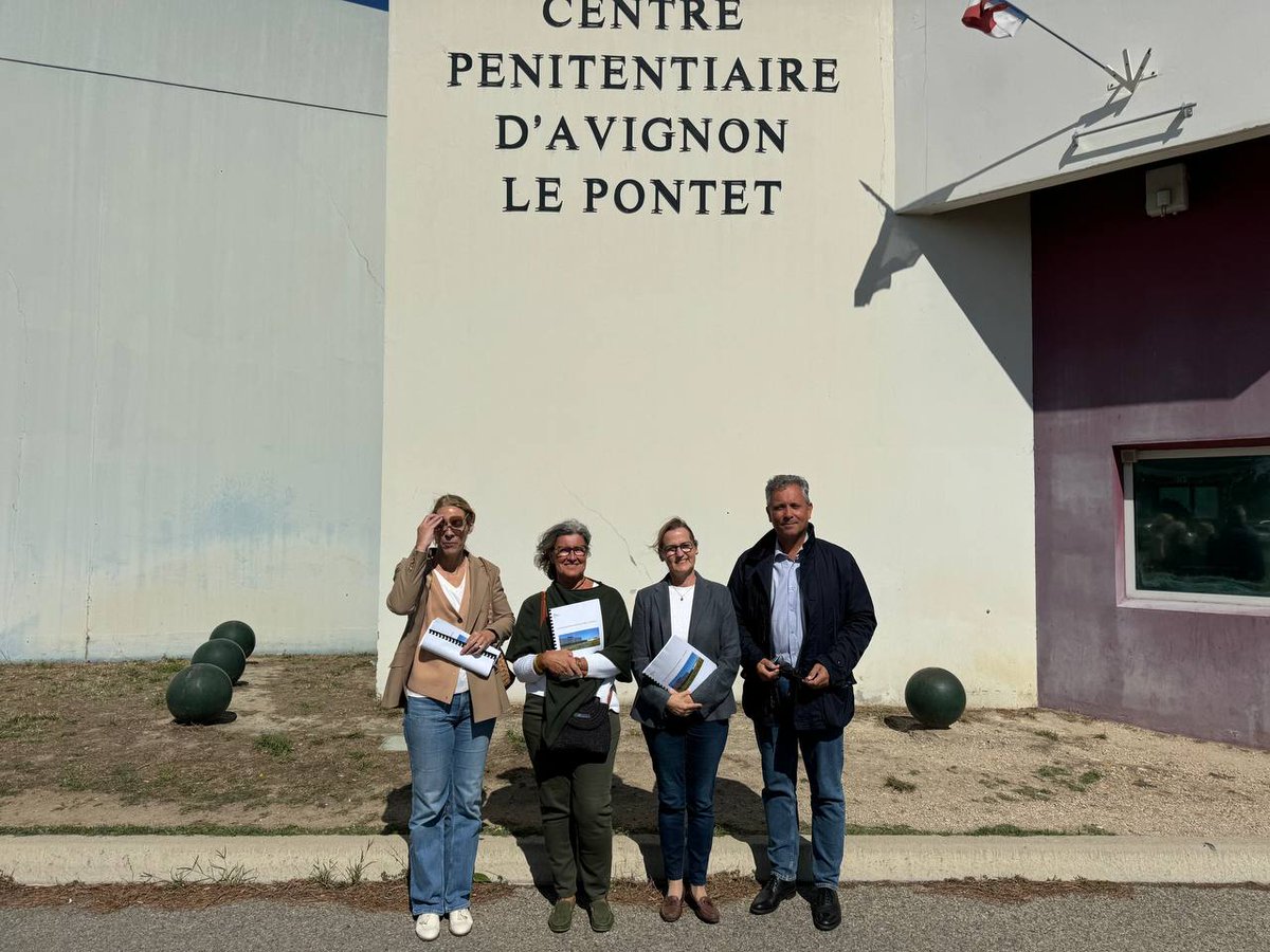 FranceLorho's tweet photo. Hier, nous nous sommes rendus avec mes collègues députés du @RNvaucluse au centre pénitentiaire du Pontet pour effectuer une visite inopinée.
Les centres pénitenciers manquent cruellement de moyens.
Nous nous tiendrons toujours aux côtés du personnel pénitencier.
#Pontet https://t.co/Nhx5qeaDTC