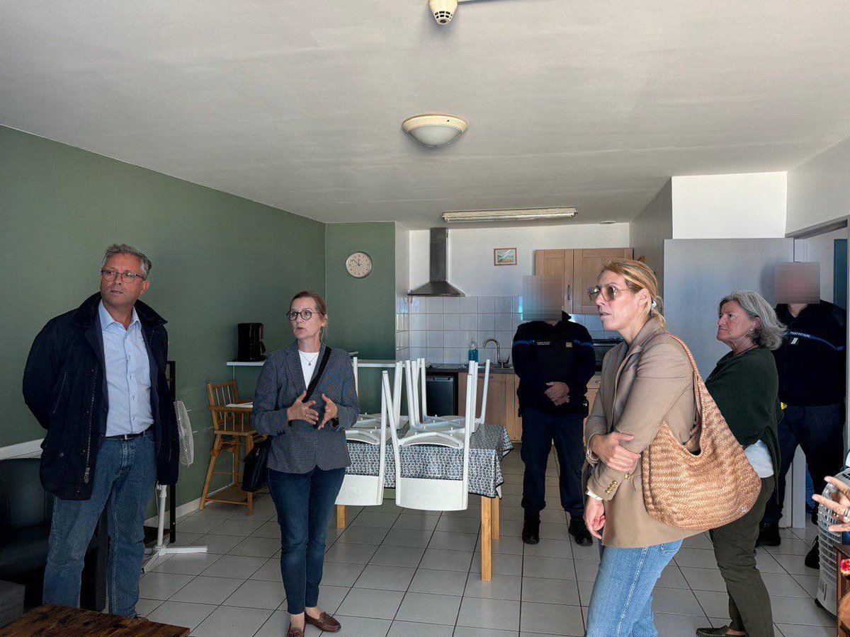 FranceLorho's tweet photo. Hier, nous nous sommes rendus avec mes collègues députés du @RNvaucluse au centre pénitentiaire du Pontet pour effectuer une visite inopinée.
Les centres pénitenciers manquent cruellement de moyens.
Nous nous tiendrons toujours aux côtés du personnel pénitencier.
#Pontet https://t.co/Nhx5qeaDTC