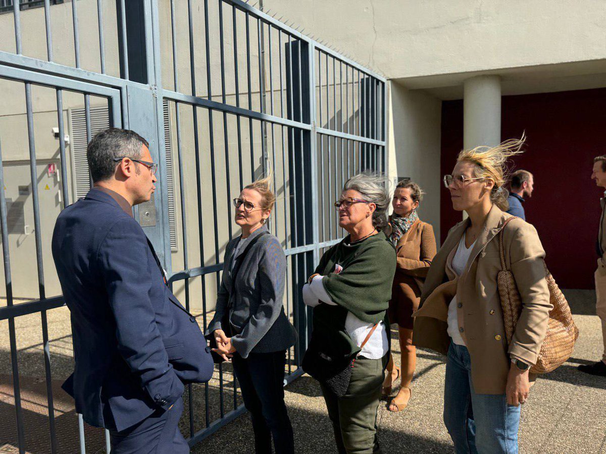 FranceLorho's tweet photo. Hier, nous nous sommes rendus avec mes collègues députés du @RNvaucluse au centre pénitentiaire du Pontet pour effectuer une visite inopinée.
Les centres pénitenciers manquent cruellement de moyens.
Nous nous tiendrons toujours aux côtés du personnel pénitencier.
#Pontet https://t.co/Nhx5qeaDTC