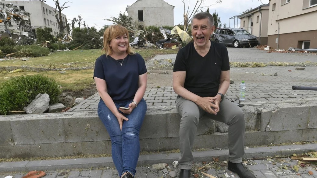 Všichni lidé z hnutí ANO pořád dokola opakují, že oni po tornádu, které trvalo 35 minut a proběhlo v šesti vesnicích!, přišli s prvními řešeními "UŽ" za pět dnů a kritizují vládu a kraje, že nemají konkrétní plány pomoci v době, kdy povodně probíhají pátý den a stále jsou na