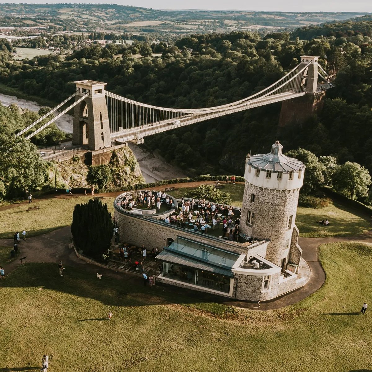 Just a friendly reminder that if you're staying with us, you can enjoy 15% OFF at the iconic @Clifton_Observs 360 Café! 🌉☕️

Discover more of our Bristol Partners here: yourapartment.com/our-bristol-pa…

#CliftonObservatory #BrunchWithAView #HotChocolateGoals #ExploreBristol #Bristol