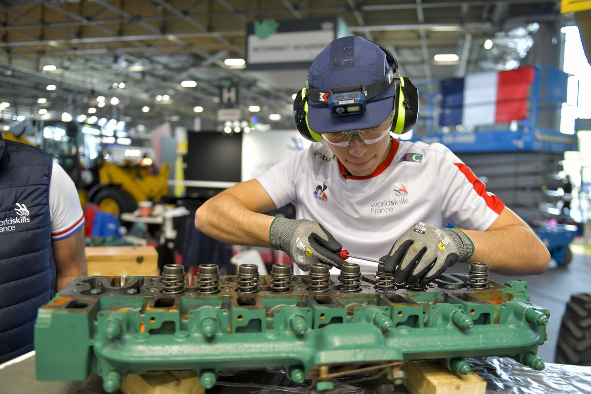 intermatparis's tweet photo. Il était présent, s'est entraîné sur l'espace @WorldSkillsFR durant #INTERMATParis 2024 et il vient d'être médaillé Argent pour le métier Maintenance des matériels ! 🥈
Toutes nos félicitations à Johan BEILLEVAIRE !👏 https://t.co/GnYfn8IEBB
