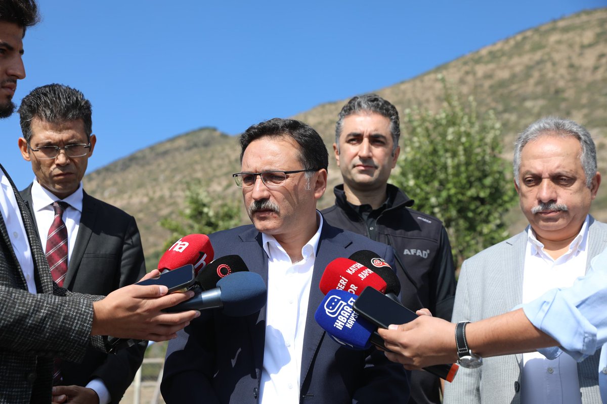 Valimiz Sayın Gökmen Çiçek, Vali Yardımcıları Erkan Kaçmaz, Ömer Tekeş, Talas Kaymakamı Yaşar Dönmez, Talas Belediye Bşk Mustafa Yalçın, AFAD İl Müdürü Rifat Genç ve Kamu,Kurum ve Kuruluş Temsilcileri ile AFAD tarafından düzenlenen Kayseri Orman Yangını Saha Tatbikatı'na katıldı.