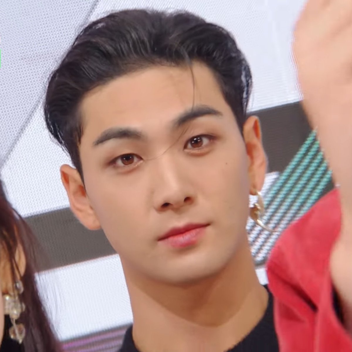 갑자기 이영상 알고리즘에 떠서 봣는데 얼굴형이랑 배코브라운 봐 존나 아름다움