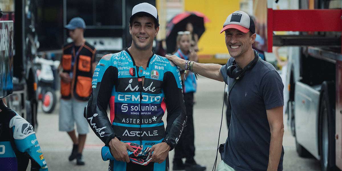 MedF1osTV's tweet photo. 🎬💥 Comienza el rodaje de la película “Ídolos”, una coproducción España-Italia protagonizada por Óscar Casas.

  👉🏼 Cuenta la historia de un joven piloto de MotoGP que busca llegar a lo más alto de la mano de su padre, hasta entonces ausente. 

  💔 Pero el conocer a Luna (Mena), una artista ahora vecina, trastoca sus planes de entrenamiento.

  ➕ Más info: https://t.co/WPVCRvOopV