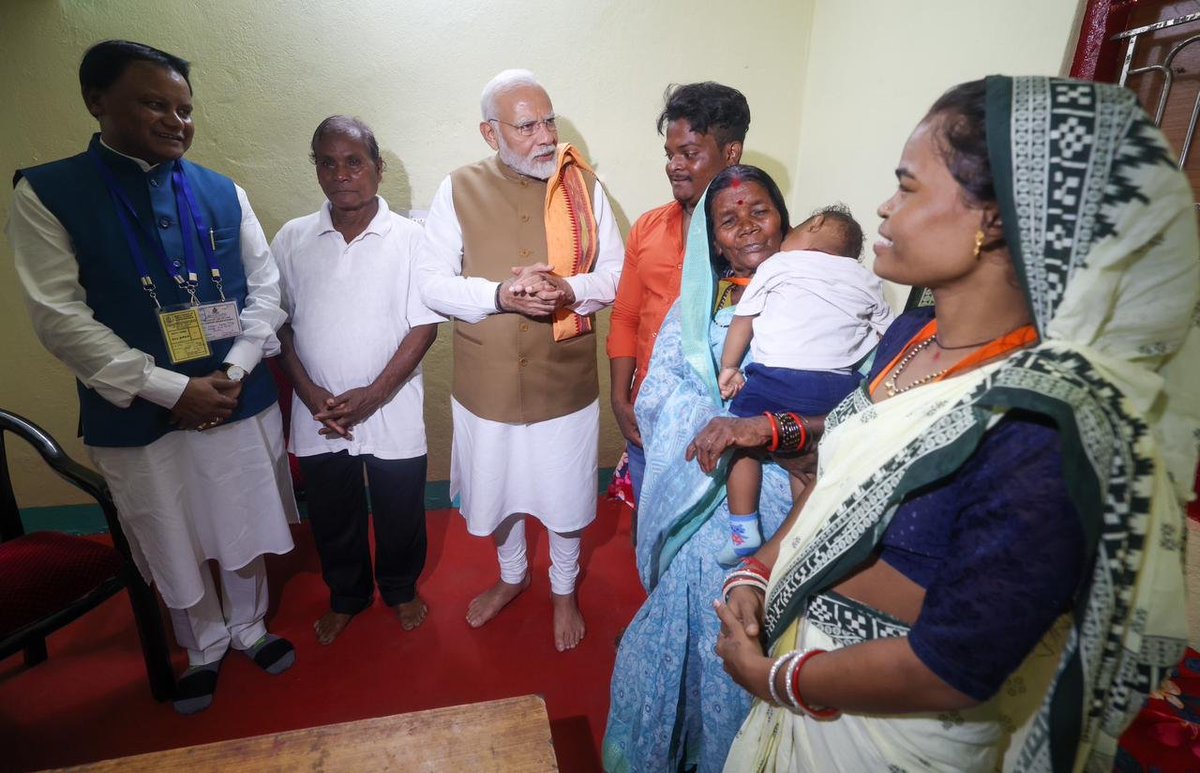 Upon landing in Bhubaneswar, went to the home of Antrajamai Nayak and Jahaja Nayak. They have benefitted from the Pradhan Mantri Awas Yojana and are proud home owners. Also met their family including their adorable grandchild, Soumyajit. The Nayak family also served delicious