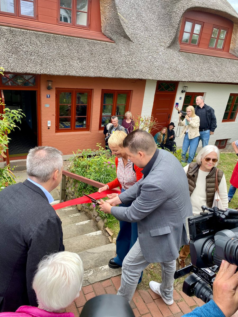 Hamburgs ältestes Wohnhaus ist wieder offen! 🏡 Nach aufwendiger, denkmalgerechter Sanierung strahlt das 400 Jahre alte #Fischerhaus in #Blankenese in neuem Glanz. Ein Highlight der Eröffnung: Die #Trachtengruppe, die das Flair des 18. Jh. zurückbrachte.🎉 #Hamburg #Denkmalschutz