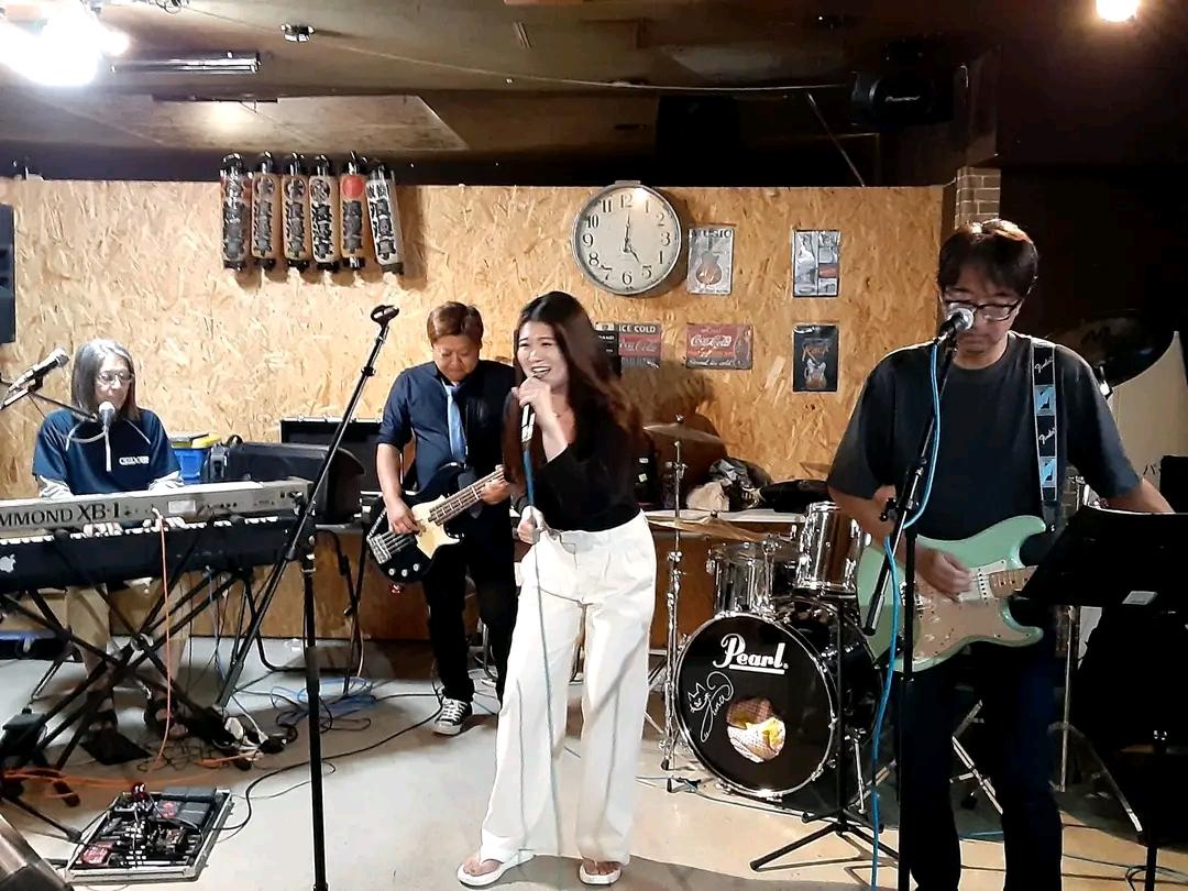 SundryHiro's tweet photo. 還暦LIVE「感謝祭」楽し��できました
やはり還暦というのは1つの区切りなのか、歌唱は勿論MCにも皆さん様々な想いが感じられました。
このメンバーで古希LIVEも出来たら素晴らしいですね？
また我がCROSSROADに新たなマスコットが出来まして😁「長沢茉鈴」を皆さんに紹介出来たのも良かったです https://t.co/l0Wm0lYYgj