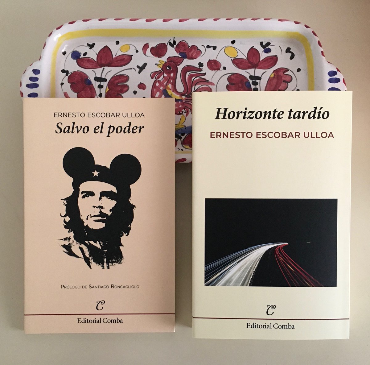 Editorial Comba (@editorialcomba) on Twitter photo Respecto a las formas narrativas, Ernesto <a href="/escobarulloa/">ErnestoEscobarUlloa</a> asegura que «lo ideal es que la historia las vaya pidiendo; de pronto te das cuenta de que los recursos, más que truquitos que uno se saca de la chistera, son necesidades». En <a href="/PliegoSuelto/">Pliego Suelto</a>
pliegosuelto.com/?p=34061 Respecto a las formas narrativas, Ernesto <a href="/escobarulloa/">ErnestoEscobarUlloa</a> asegura que «lo ideal es que la historia las vaya pidiendo; de pronto te das cuenta de que los recursos, más que truquitos que uno se saca de la chistera, son necesidades». En <a href="/PliegoSuelto/">Pliego Suelto</a>
pliegosuelto.com/?p=34061