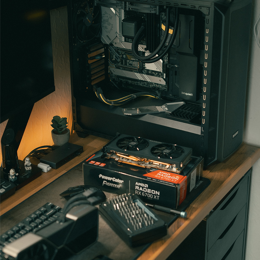 bequietJapan's tweet image. クリーン＆パワフル！
SHADOW BASE 800 DX と SILENT LOOP 2 を搭載した Proyamyampc 氏の素晴らしいセットアップをご覧ください。完璧なスタイルとパフォーマンスの融合です！
#PChardware #GamingSetup #TechGoals #bequiet