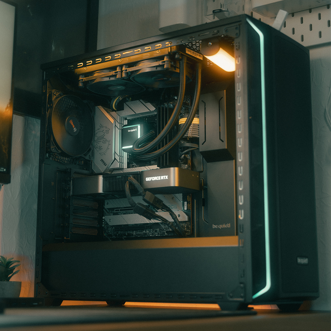 bequietJapan's tweet image. クリーン＆パワフル！
SHADOW BASE 800 DX と SILENT LOOP 2 を搭載した Proyamyampc 氏の素晴らしいセットアップをご覧ください。完璧なスタイルとパフォーマンスの融合です！
#PChardware #GamingSetup #TechGoals #bequiet