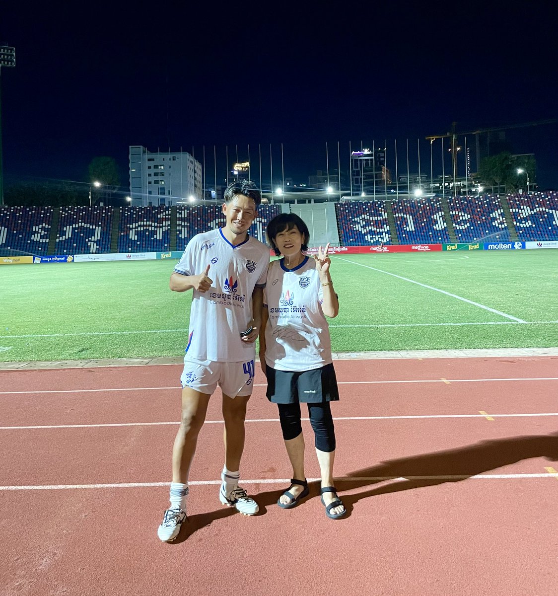 kimico0923's tweet photo. カンボジアde推し活😍今回はミナと遼平くんのガチバトルを観戦🫢ミナ一家は既に🇰🇭慣れてエンジョイ中😍🇰🇭⚽️日本人選手達すごい頑張ってる♡ミナ＆ムッティ嫁ズも明るくって可愛くて大好き💕みんなありがとう😊
#吉濱遼平
#皆川佑介
#牟田雄佑
#疋田優人
#遼平くんの超かっこいいCK＆ミナ https://t.co/SyIxlVxGGA
