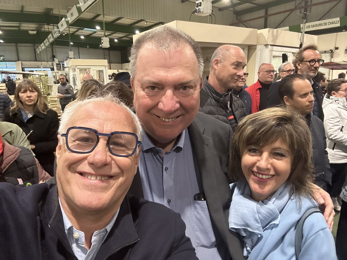 MikoAlain's tweet photo. Ensemble c’est tout 😉 pour célébrer les 20 du carreau des producteurs de @marchederungis 🙏 merci Guillaume Canet 👍 @cpme94 @CCI_Paris_IdF @CMA_CFA94 @iledefrance @VincentJeanbrun @valdemarne_94 @vandaele_sa @marcfichel @MBourreau93 https://t.co/lDCFbCAV9M