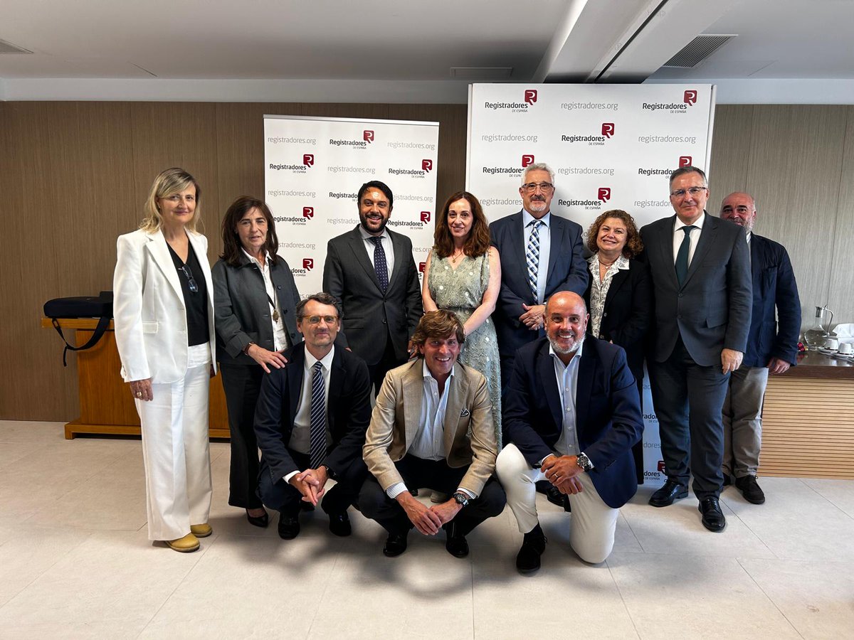 ACIJUR (@acijur) on Twitter photo La Junta directiva de #ACIJUR, con <a href="/xavigilpecha/">xavigilpecharromán</a> como presidente, ha visitado el Colegio de <a href="/Registrador_es/">Registradores de España</a> y han sido recibidos por la decana de los #Registradores, <a href="/MariaEmiliaAdan/">Maria Emilia Adán</a>, y el director de Relaciones Institucionales, <a href="/sebastiadelrey/">Sebastián del Rey</a>. La Junta directiva de #ACIJUR, con <a href="/xavigilpecha/">xavigilpecharromán</a> como presidente, ha visitado el Colegio de <a href="/Registrador_es/">Registradores de España</a> y han sido recibidos por la decana de los #Registradores, <a href="/MariaEmiliaAdan/">Maria Emilia Adán</a>, y el director de Relaciones Institucionales, <a href="/sebastiadelrey/">Sebastián del Rey</a>.