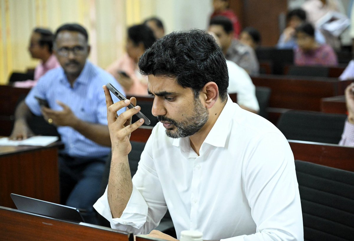 SDM_official1's tweet photo. Who is Best Performed IT Minister In Telugu States??

@naralokesh 🔄.                 @KTRBRS ❤️ https://t.co/JeeR29M7LD