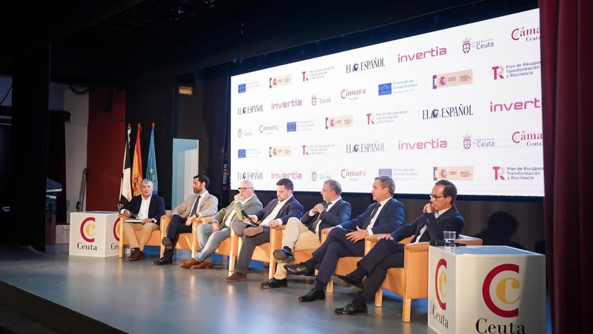 prosevillaport's tweet photo. @prosevillaport ha reflexionado sobre la singularidad y los desafíos del #PuertodeSevilla en una de las mesas de debate del II Foro Económico organizado por @elespanolcom e @Invertia en #Ceuta, donde se han analizado las oportunidades de inversión que ofrece la ciudad autónoma. https://t.co/AeiTJUKRLe