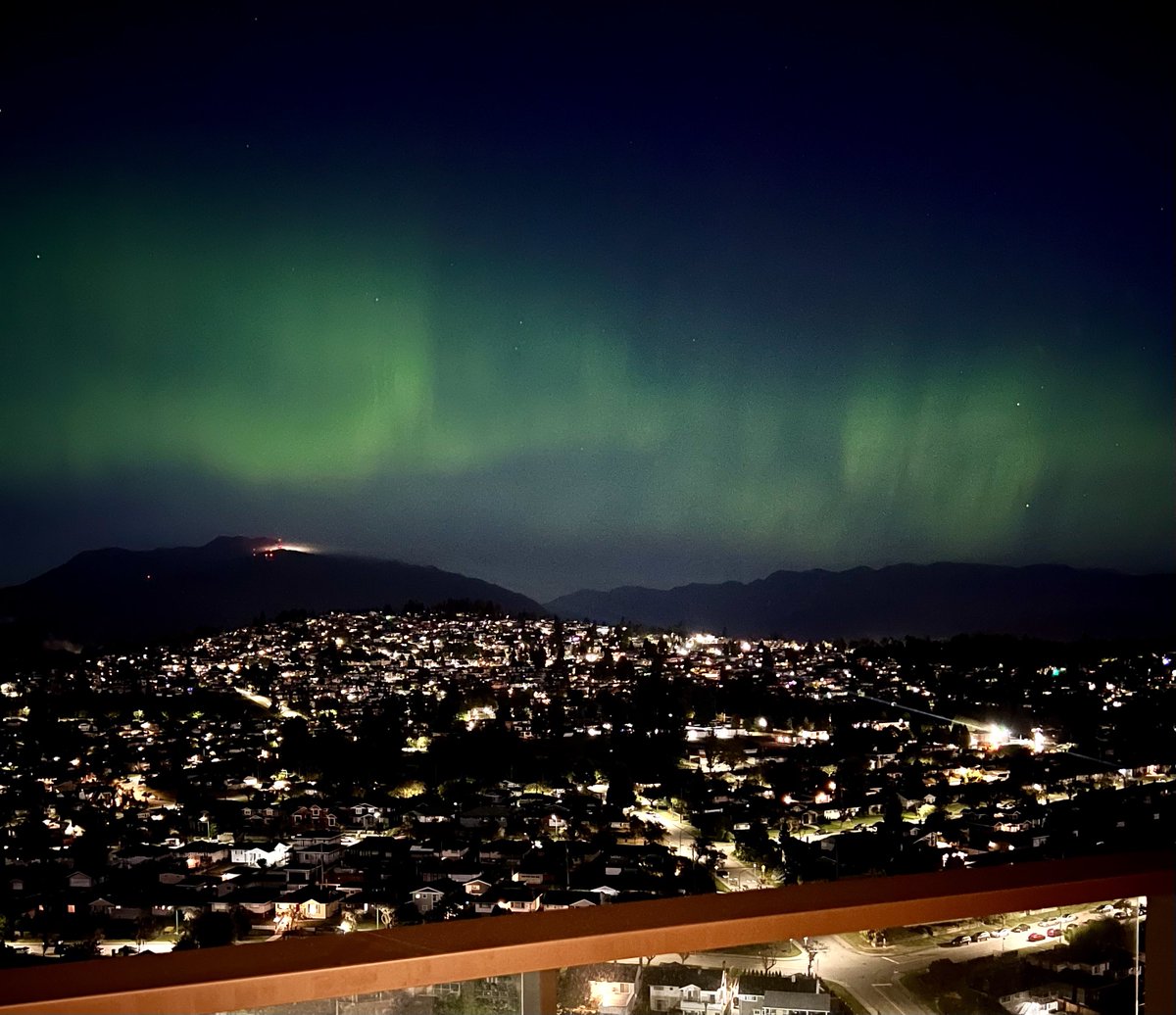 van_city632's tweet image. The Northern Lights are putting on a show tonight! Not the sharpest shots, but it’s unreal catching this view from my North Burnaby balcony (The Amazing Brentwood) #AuroraMagic  #NorthernLights #Aurora Borealis @RyanVoutilainen @MarksGonePublic