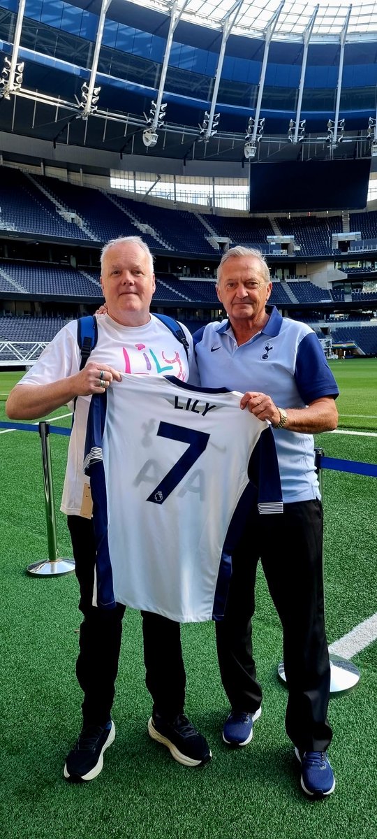 Here we go - what a generous gesture by ⁦<a href="/SpursOfficial/">Tottenham Hotspur</a>⁩ to send this legend to see me off and give me a centre-back masterclass! Please text KEVIN to 70560 to bung a tenner to ⁦<a href="/4Lilyfoundation/">The Lily Foundation</a>⁩ as I start my 63 mile walk to Selhurst #COYS #CPFC