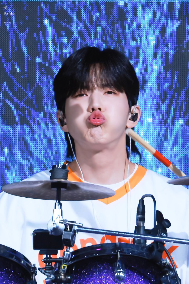 뿌 ㅡ3ㅡ !!! 

#데이식스 #도운 #윤도운 #DOWOON #DAY6 <a href="/day6official/">DAY6</a>