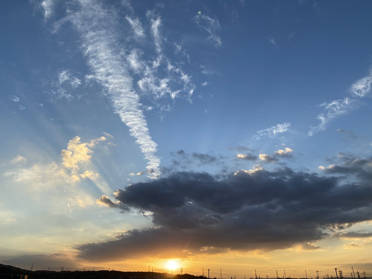 cologariko's tweet photo. #mmm765
#イマソラ

マーキーさん
合流出来ました✌️

夕焼け綺麗です✨
真っ黒な雲が…

降るか？🙄 https://t.co/cTZtGdVL39