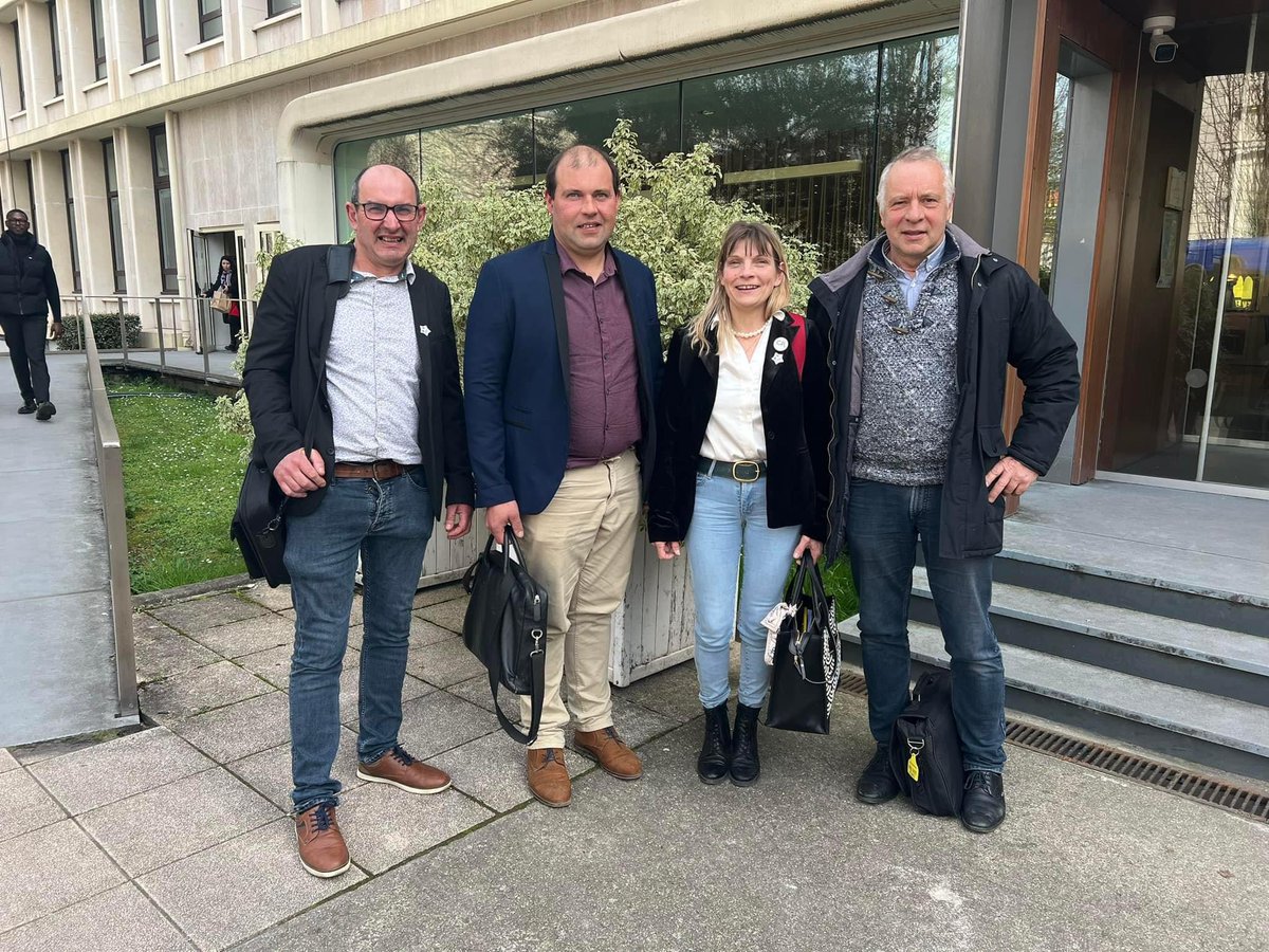 Victoire pour la race Charolaise !🐮
La <a href="/CR_Viande/">Section Viande - CR</a> se réjouit de la future participation des animaux (suivant le programme de sélection de Gènes diffusion) au concours Charolais du <a href="/Salondelagri/">Salon International de l'Agriculture</a> 2025 ! La <a href="/CR_Viande/">Section Viande - CR</a> a contribué à cette décision lors d'une rencontre avec la DGPE