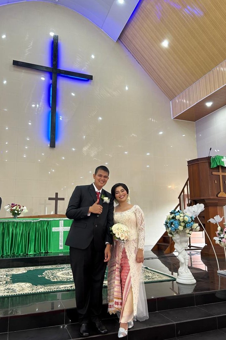 fridasry's tweet photo. Ga lama bareng, LDR iya, tapi he is to the point, ga macem macem, ngomong nya ga ngajak nikah tapi ngajak melayani Tuhan bareng lewat pernikahan dan pendamping untuk pelayanannya. And i say Yes. 

Haha officially Wife Ny. Silaban. 
🥰 https://t.co/EYQUhfGilr