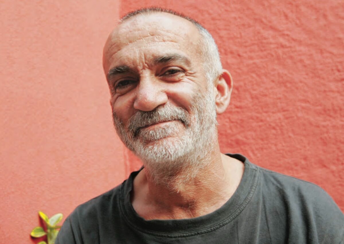 Haluk Ağabeyoğlu abimizi kaybetmişiz. İnanamadım.

Cuma günü televizyonda Soma Adliyesi’nden çıkarken görmüştüm.
“İşte Haluk abimiz, her yere yetişir, Soma Dayanışması’na da yetişmiş!” dedim.

Haluk abi ile hiç yan yana gelmeyecek kavramlar, haller vardır. “Durmak, dayanışmadan