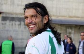 VigorLamezia_'s tweet photo. VIGOR LAMEZIA 1-1 Brindisi 
Minuto 78, ospiti in vantaggio e biancoverdi in estrema difficoltà.
Punizione da circa 35 metri, distanza considerata proibitiva, non per l'ex Mangiapane e per il pubblico che fa partite la ola.
DEFINE AURA ✨️
(sempre sound on perché merita) https://t.co/6BmaJioptv