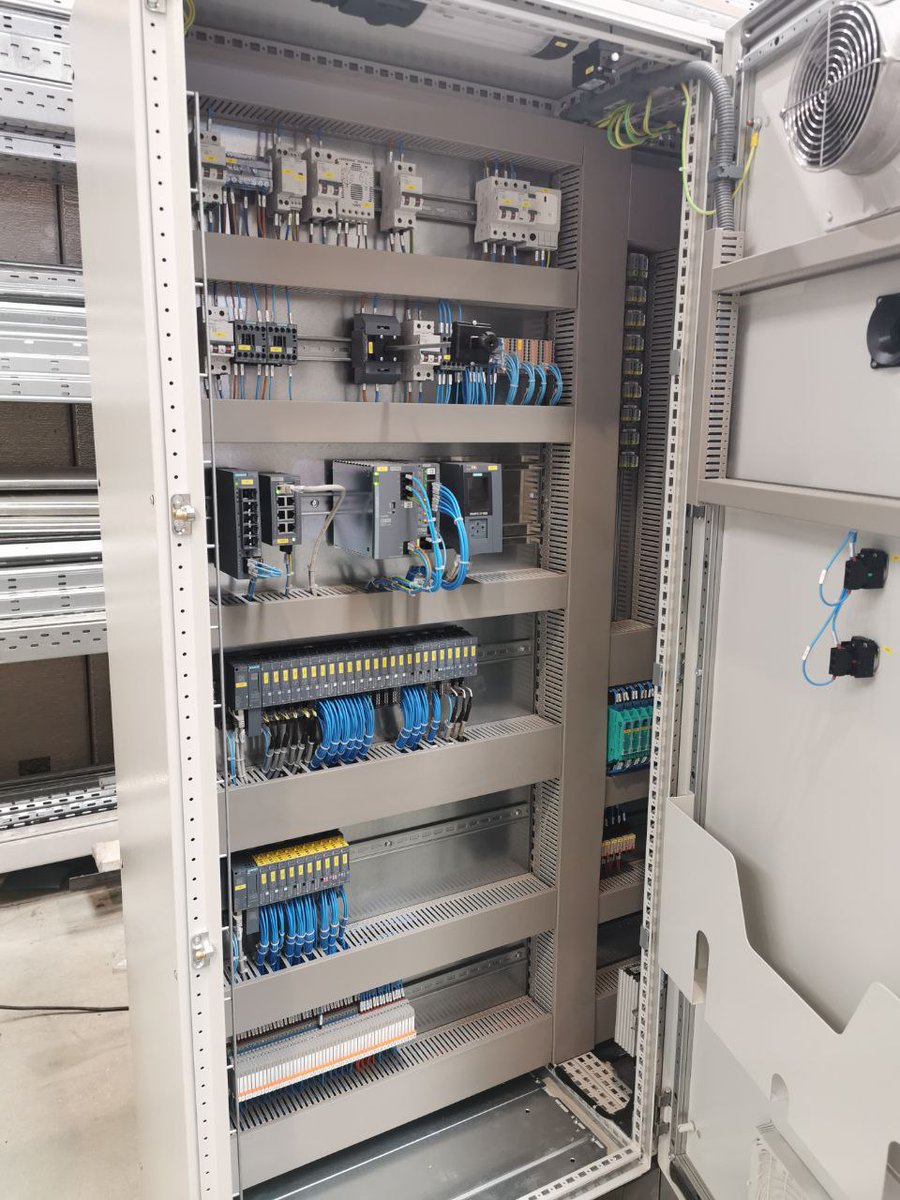 ReleProPLC's tweet image. Os dejamos estas fotos que nos envía un cliente con cuadros de control para una planta de combustible para barcos.
Accionamientos con Variadores de Frecuencia Sinamics  G120X y control con PLC S7-1500 y ET200SP de @siemensindustry @siemens_es
