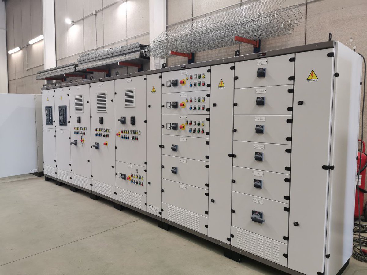 ReleProPLC's tweet image. Os dejamos estas fotos que nos envía un cliente con cuadros de control para una planta de combustible para barcos.
Accionamientos con Variadores de Frecuencia Sinamics  G120X y control con PLC S7-1500 y ET200SP de @siemensindustry @siemens_es