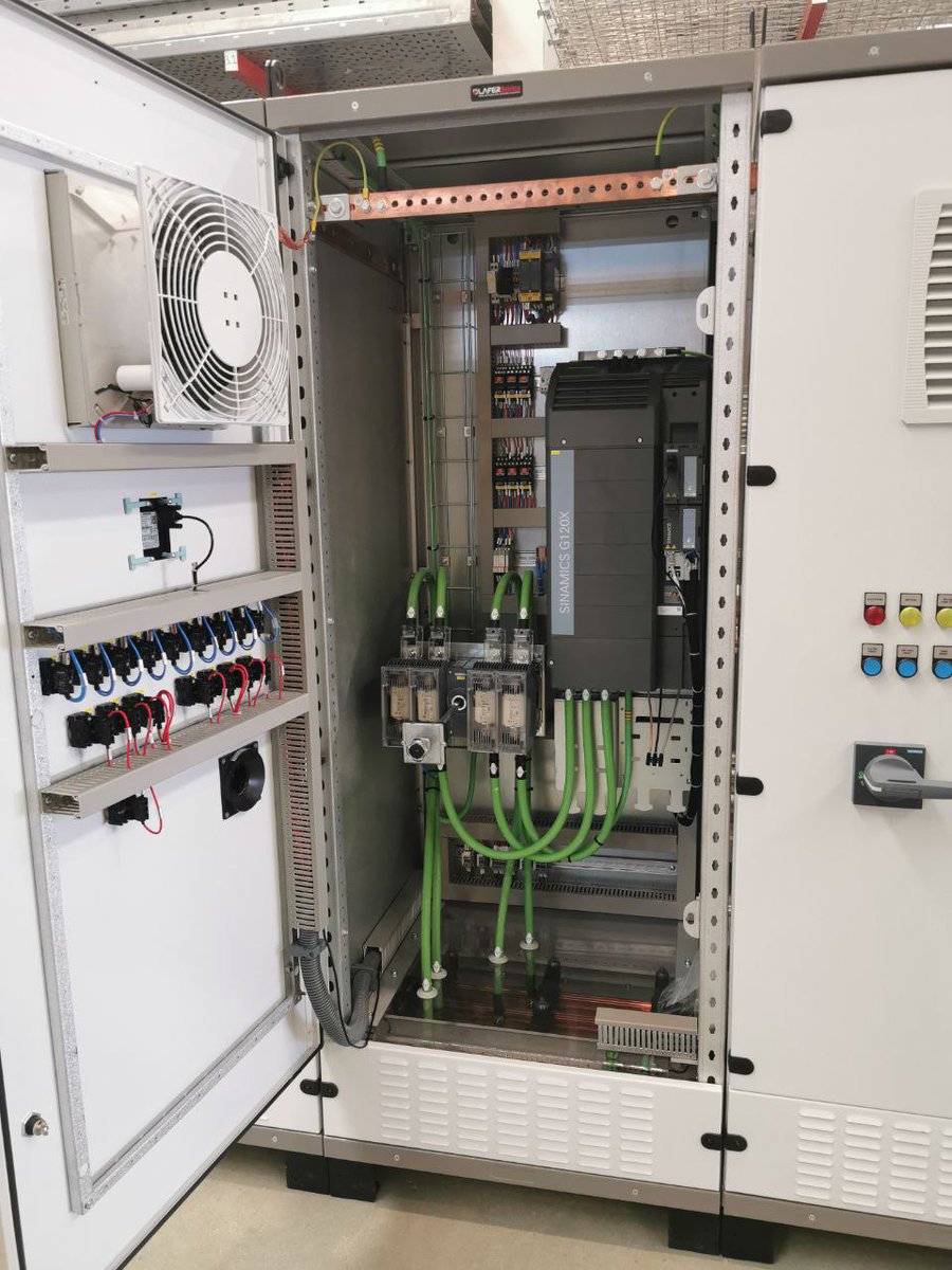 ReleProPLC's tweet image. Os dejamos estas fotos que nos envía un cliente con cuadros de control para una planta de combustible para barcos.
Accionamientos con Variadores de Frecuencia Sinamics  G120X y control con PLC S7-1500 y ET200SP de @siemensindustry @siemens_es