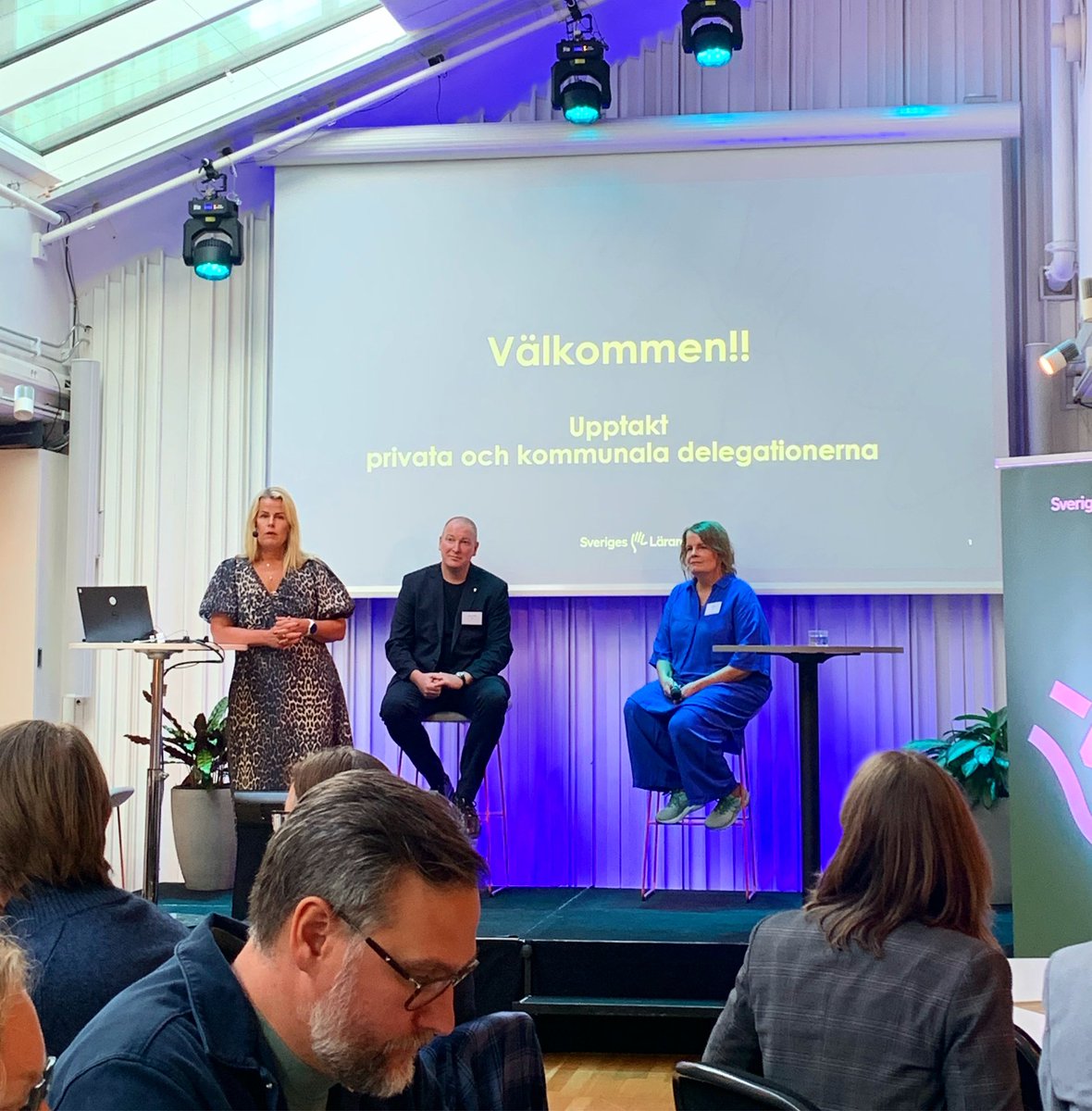 Uppstart inför HÖK25. På scenen förbundets nya ledartrio och i förgrunden vår egen ordf. <a href="/david_dur/">David Gustafsson</a> som numera representerar förbundsstyrelsen i arbetet med nytt avtal. Det innebär att fyllnadsval väntar av inte bara en utan faktiskt två platser som avtalsdelegat för Stockholm.