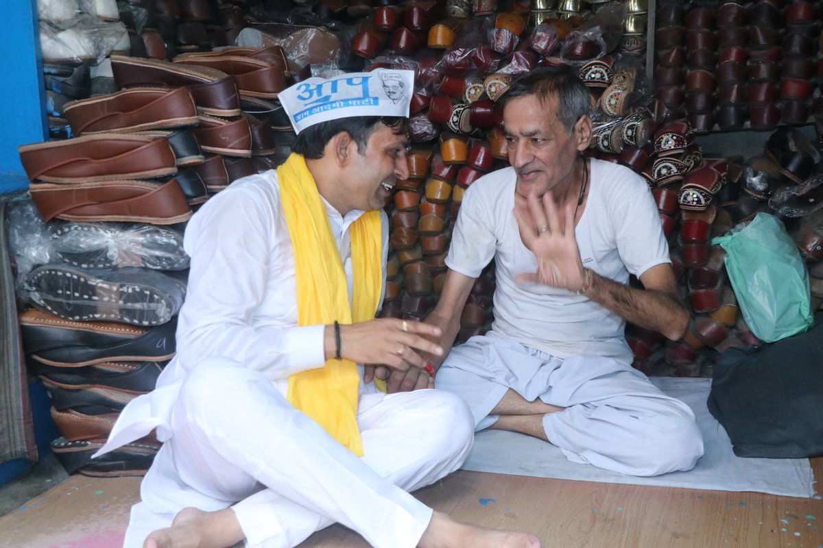 Shivrangeela's tweet photo. "आपका समर्थन बदलाव की दिशा में एक कदम!"

गोहाना के मेन बाजार में व्यापारी भाईयों से मुलाकात कर जनसम्पर्क अभियान को मजबूती दी। सभी भाईयों से आम आदमी पार्टी के झाड़ू निशान पर मतदान कर ऐतिहासिक जीत दिलाने का आह्वान किया। https://t.co/gpL4FLeuuK