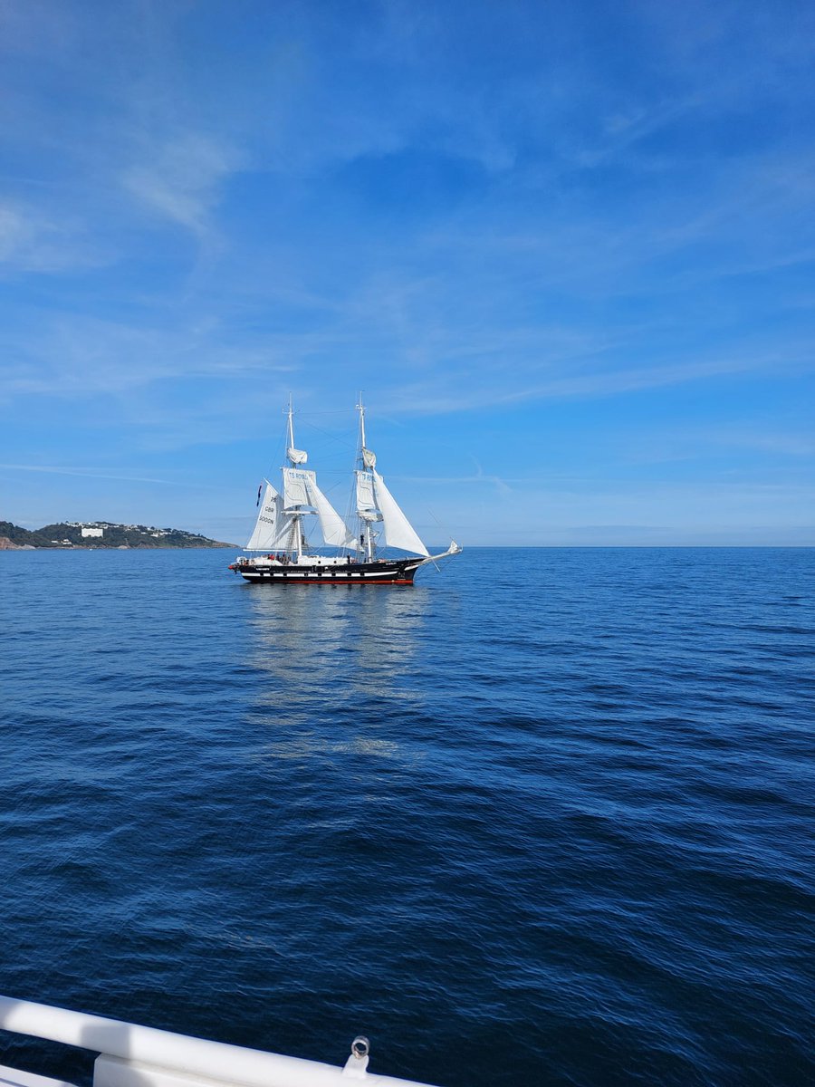 DartmouthRR's tweet photo. It was a stunning day on the water yesterday and we were able to enjoy the views as #TSRoyalist arrived in #Torbay. ⛵⚓

TS Royalist is the #SeaCadets flagship, a training brig that takes twenty-four cadets to sea for six day voyages.  It looked truly magnificent. 💙 https://t.co/OMU5vSfak3
