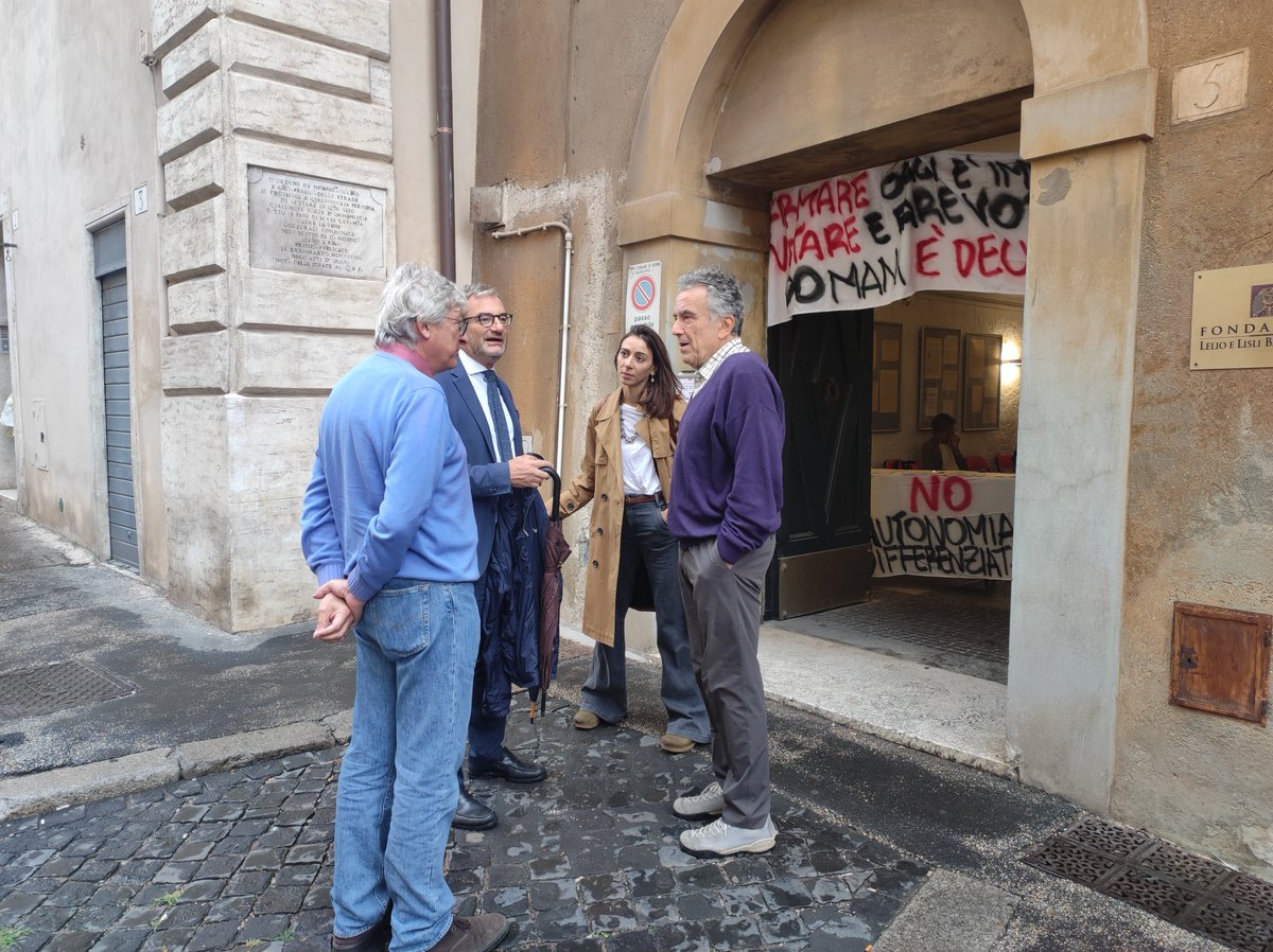 🔴E' iniziato il primo dibattito contro l'#autonomiadifferenziata alla Fondazione Basso di Roma. Intervengono <a href="/fabriziobarca/">Fabrizio Barca</a>, Elena Granaglia, Serenella Caravella di <a href="/svimez/">SVIMEZ</a> e @MeMeEsposito de 
<a href="/mattinodinapoli/">Il Mattino</a>. 
Lo potrete seguire su <a href="/RadioRadicale/">Radio Radicale</a> youtube.com/live/2qpnLScR5…