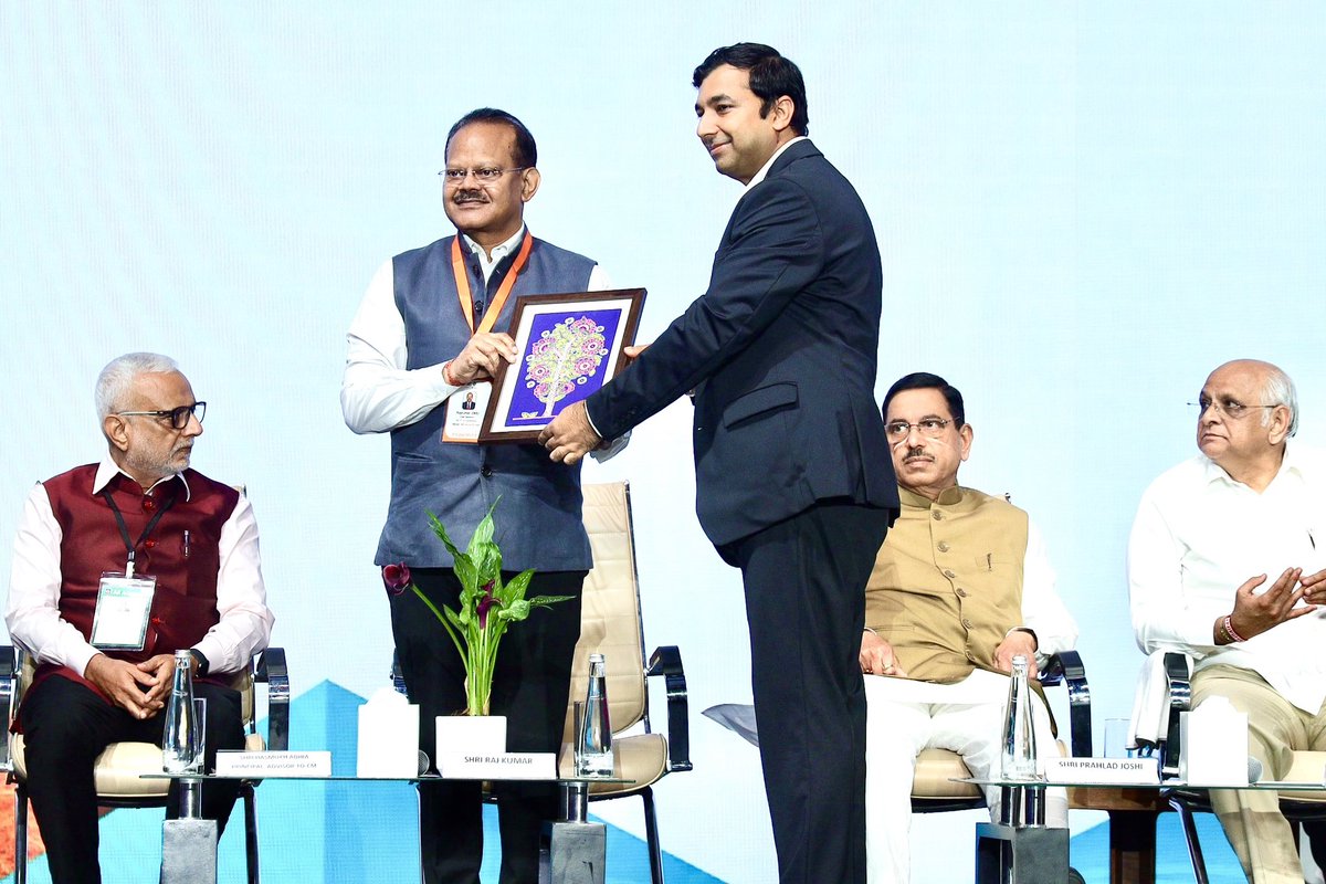 ajayprakash_ias's tweet photo. As part of the ongoing #REINVEST2024 organised by @mnreindia, it was my pleasure to exchange MoUs worth over ₹ 3 lakh crores with various Industry captains from Renewable Energy sector, for a cleaner &amp; greener future https://t.co/DVH02Ux3RT