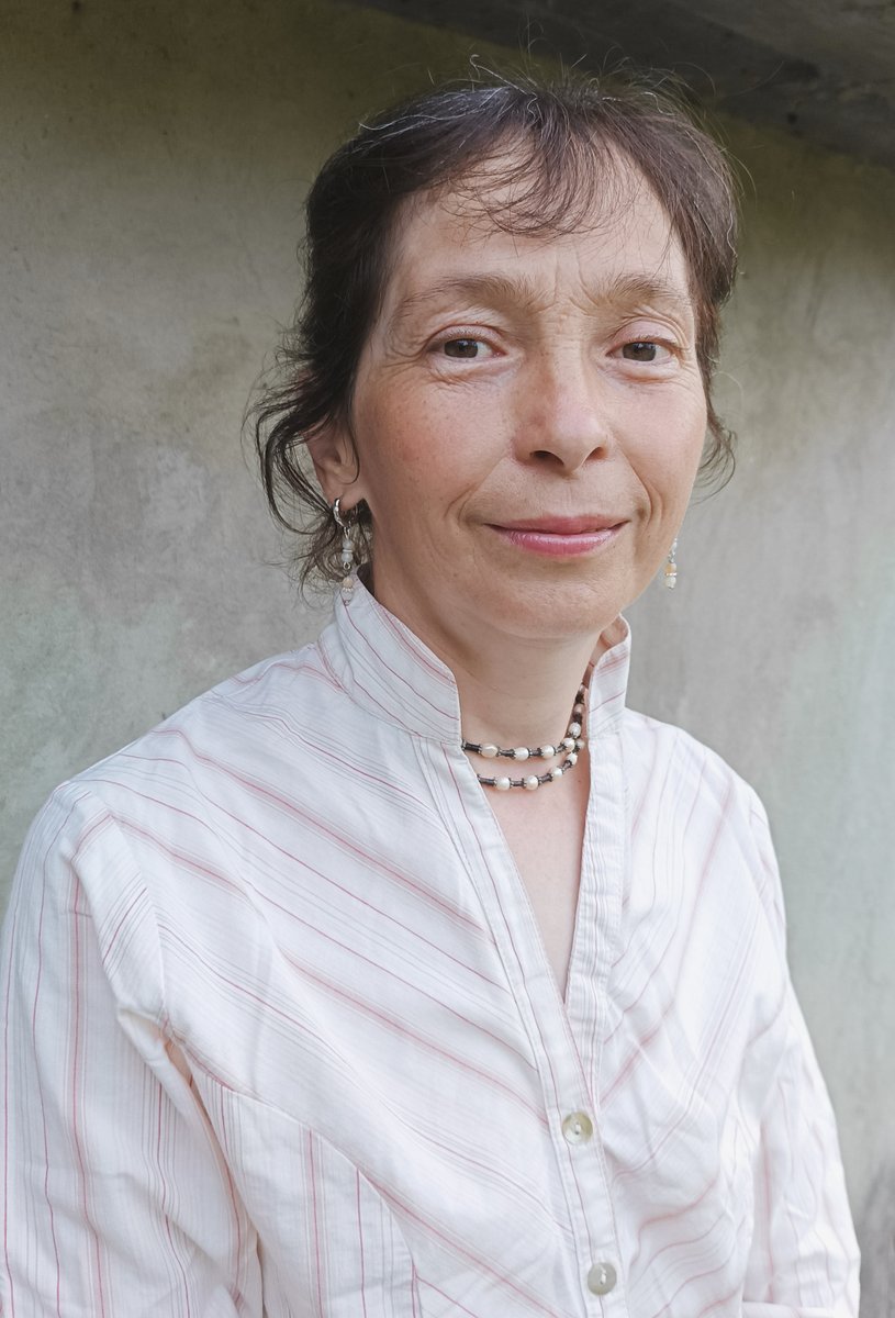 eryngium__'s tweet image. це моя мама. ви знаєте її заочно - вона майструє прикраси з нат. каменю. 

через декілька тижнів їй буде 50, і майже все життя вона погано чує. зараз їй потрібен новий слуховий апарат, це приблизно 20 тис. 
я не прошу грошей, але тут буде тред сережок, які ви можете придбати 👇