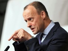 Glückwunsch an die schmutzige Lobby-Industrie

Merz wird als erster #Lobbyist nun #Kanzlerkandidat 

Einst von #Blackrock eingestellt um „…Beziehungen mit wesentlichen Kunden, Regulierern und Regulierungsbehörden in Deutschland für BlackRock (zu) fördern”

#CDU verkauft das Volk