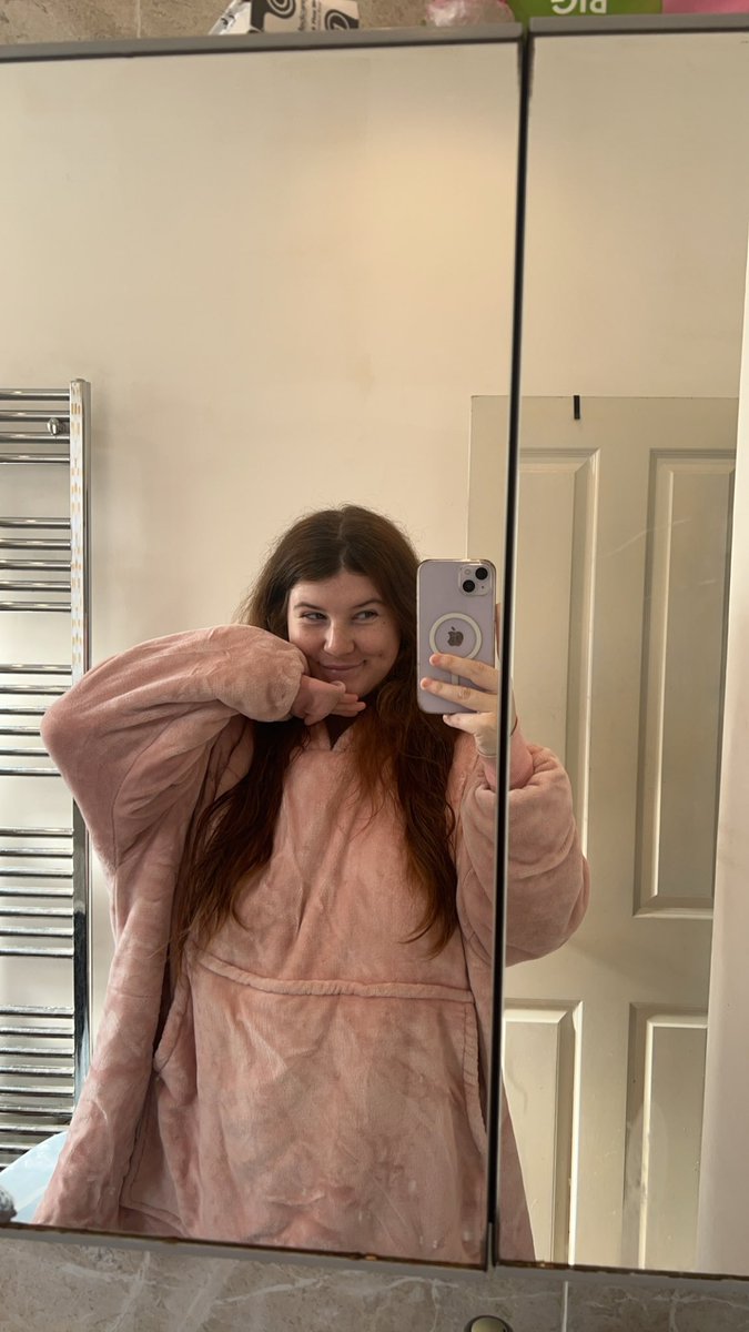 KittyKale0's tweet photo. it’s officially cold enough to have this as my fit 🤭🤭 https://t.co/1H6mh1D9VE