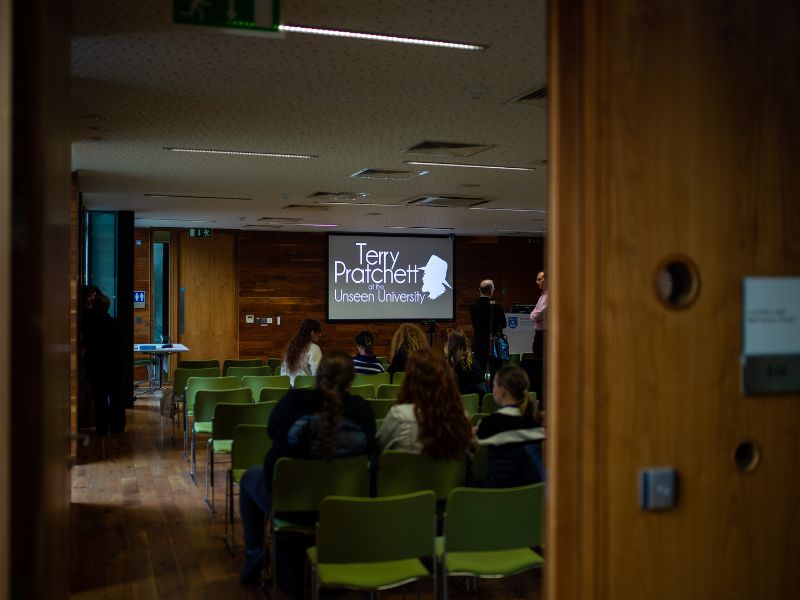 💡#CultureNight is this Friday and we have the pleasure of hosting 'Terry Pratchett at the Unseen University', a special talk series on the life and work of #TerryPratchett.📖

Check out the link below for more information and to book your ticket!🎫

culturenight.ie/event/terry-pr…