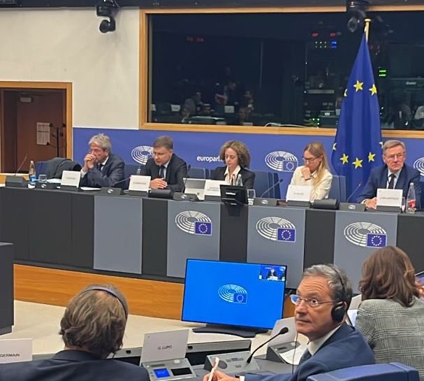 Confronto sulla ripresa e la resilienza della Commissioni ⁦⁦<a href="/EU_Budget/">EU Budget</a>⁩ con i commissari europei ⁦<a href="/PaoloGentiloni/">Paolo Gentiloni</a>⁩ e ⁦⁦⁦<a href="/VDombrovskis/">Valdis Dombrovskis</a>⁩. Lo Strumento di ripresa e resilienza (RRF) sosterrà la ripresa degli Stati membri con 648 mld, dopo il coronavirus