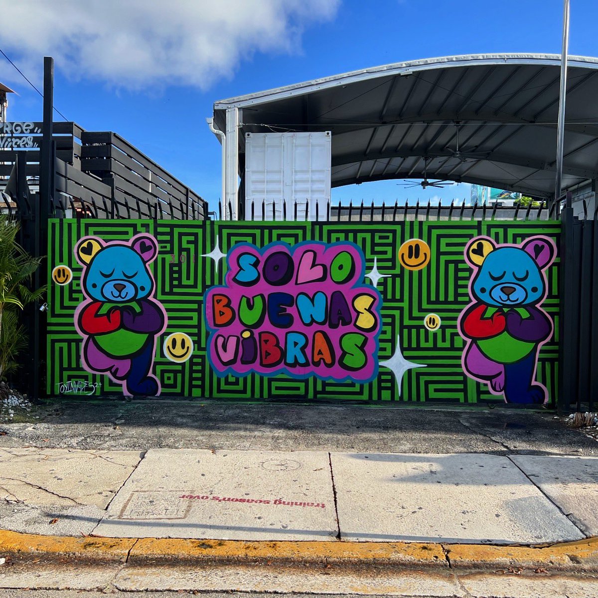“Solo Buenas Vibras ” My most recent mural I painted last week in Wynwood 🧸💓🙏 #StreetArt