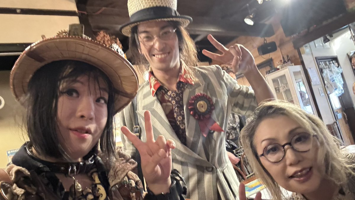 kaorila37's tweet photo. 一昨日は #昭和サロン で開催された #待宵蚤の市 へ行ってきました✨迷子プロが発動！電車行きすぎて遅くなりましたが、到着wお友だちが少しずつ来てほんの少しおしゃべり✨パーツな���いっぱいお買い物して、さあ出ようかと思ったらピンポイントに大雨☂️💦雨宿りついでにサンドイッチを食べました🥪😋 https://t.co/KpKI3ph3e3
